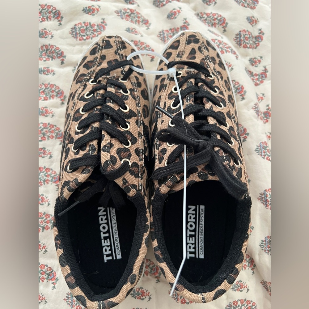 BNWT sneakers size 8